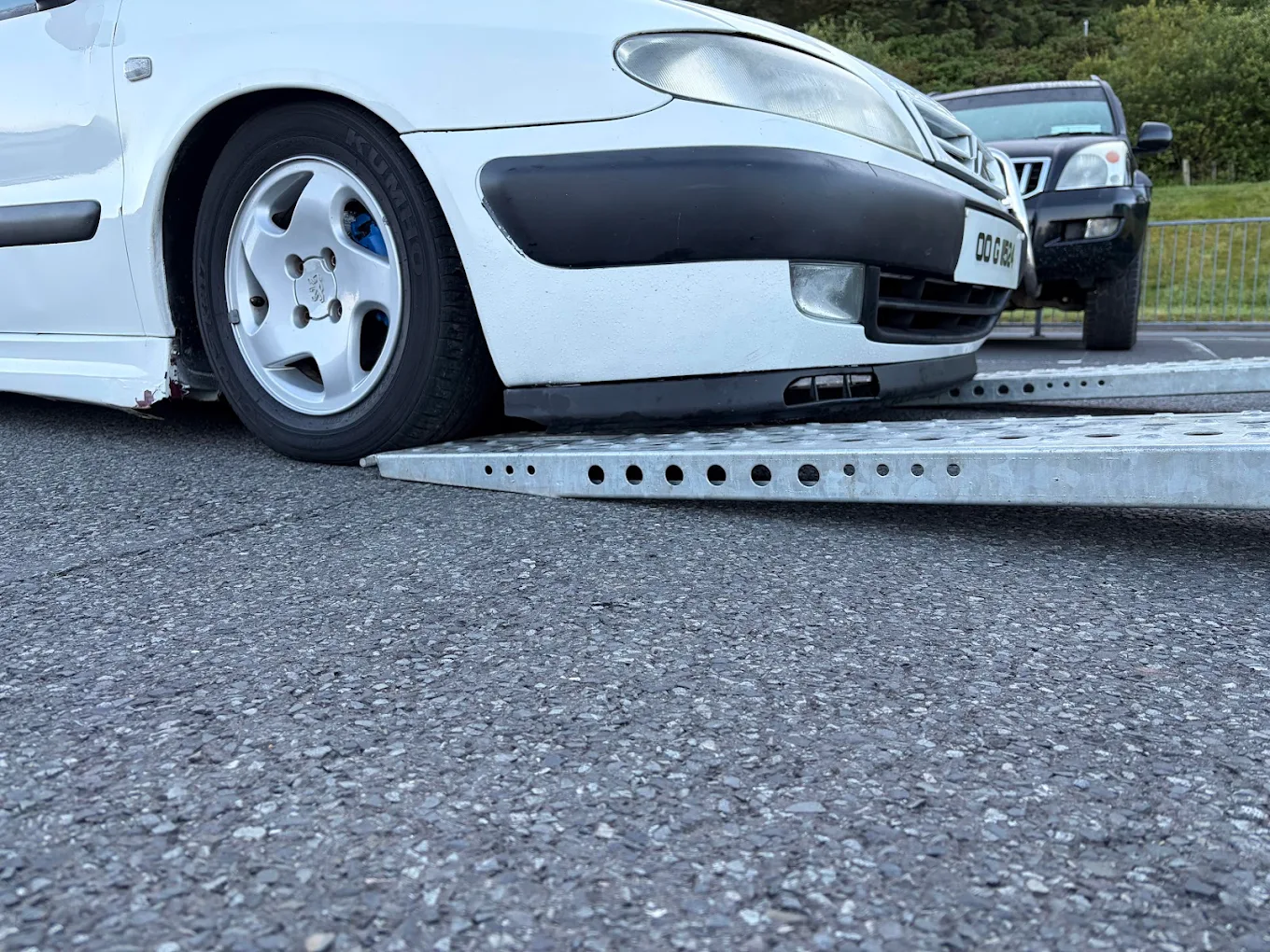 Low-approach transport for lowered vehicle
